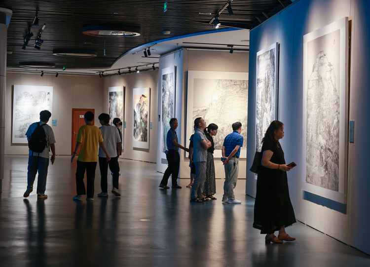 仰望秋岳—2022中国画山水作品展在龙岩开幕缩略图务本堂书画院